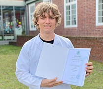 Oberarzt Dr. Lienhard Lessel mit seiner Urkunde